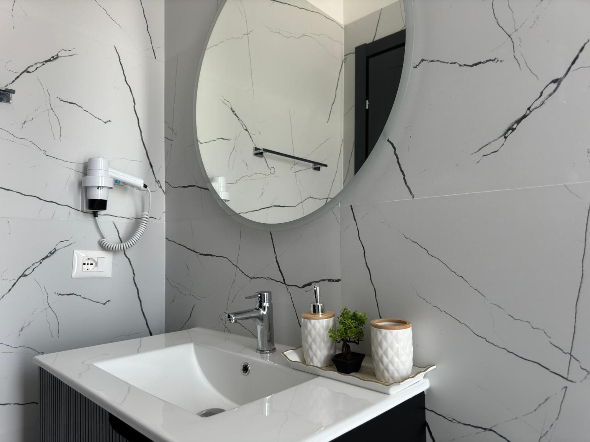 Twins Hotel Vlorë Εξωτερικό φωτογραφία